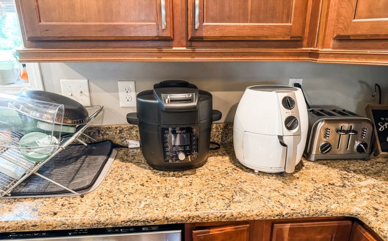 Avoid These 9 Common Mistakes In Wisconsin Kitchens, And Try These 9 Stylish Alternatives - Decor Hint Countertop Clutter Creates Kitchen Chaos