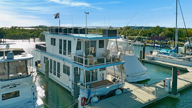 Key West Luxury Houseboat with Hotel Amenities
