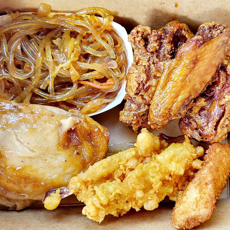 These Hawaii Seafood Shacks Are The Island Gems Locals Don't Want Tourists To Find - Decor Hint Uka's Fish Market