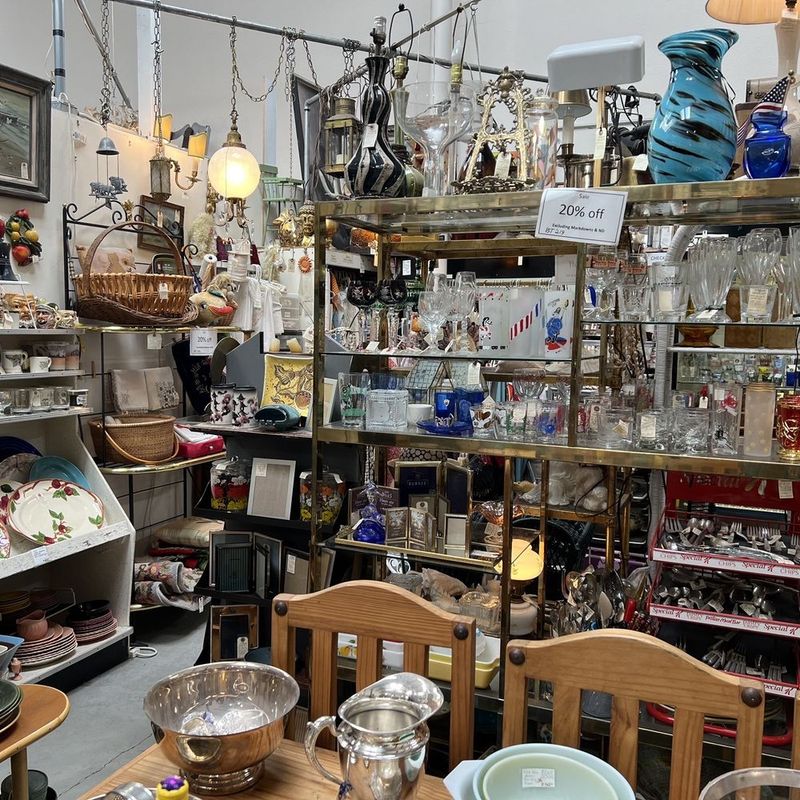 18 Must Visit California Markets For Furniture Collectors And Mid Century Enthusiasts - Decor Hint The Mart Collective in San Francisco