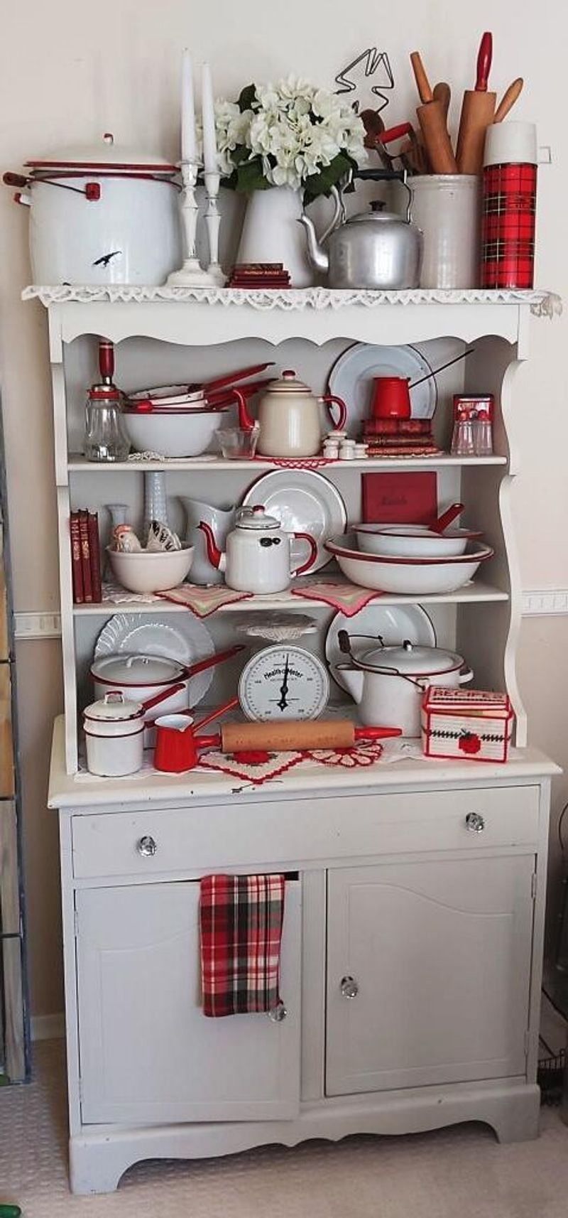 16 Must-Know Georgia Collectibles Gaining Popularity And Big Bucks - Decor Hint Farmhouse Enamelware