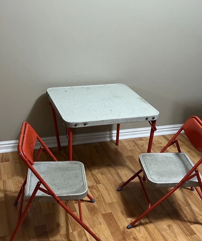 23 Forgotten California Dinner Etiquette Traditions That Defined The Swinging Sixties - Decor Hint Children Eating At A Separate Table