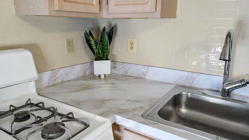 5 Kitchen Habits Tennessee Homebuyers Dislike And 5 They Simply Can't Stand - Decor Hint Installing Cheap or Peeling Contact Paper