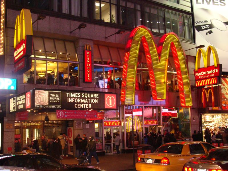 22 New York Tourist Traps Every Local Knows To Avoid (Here's What To Do Instead) - Decor Hint Overpriced Chain Restaurants In Tourist Areas
