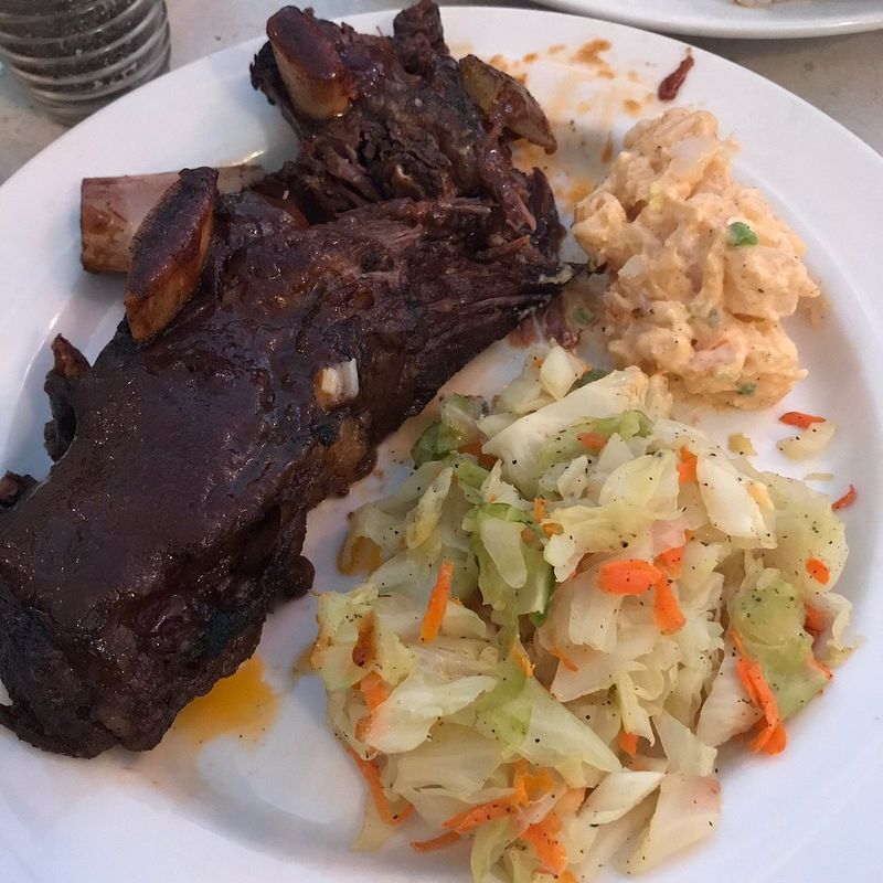 Newark, New Jersey Soul Food Spots Locals Can't Stop Recommending - Decor Hint Mamie's Kitchen