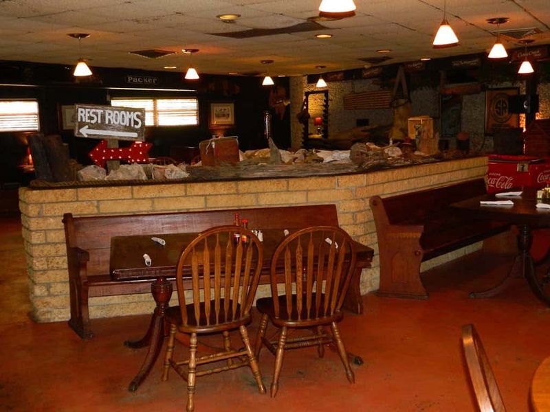 15 Small-Town Florida Restaurants With Timeless Charm - Decor Hint The Yearling Restaurant