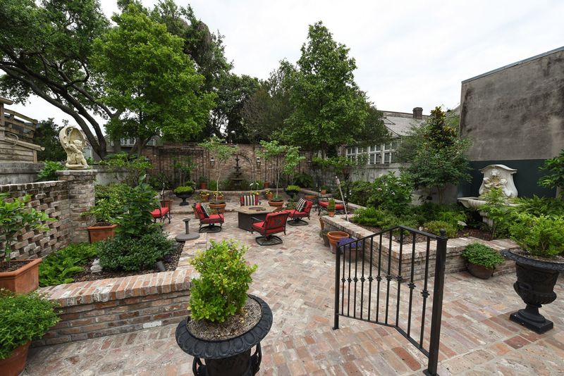 Design Courtyard Gardens