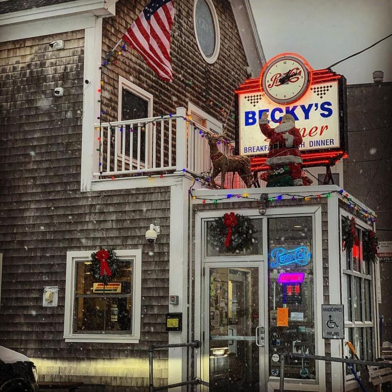 10 Maine Hidden Restaurants That Never Advertise Yet Stay Packed - Decor Hint Becky's Diner