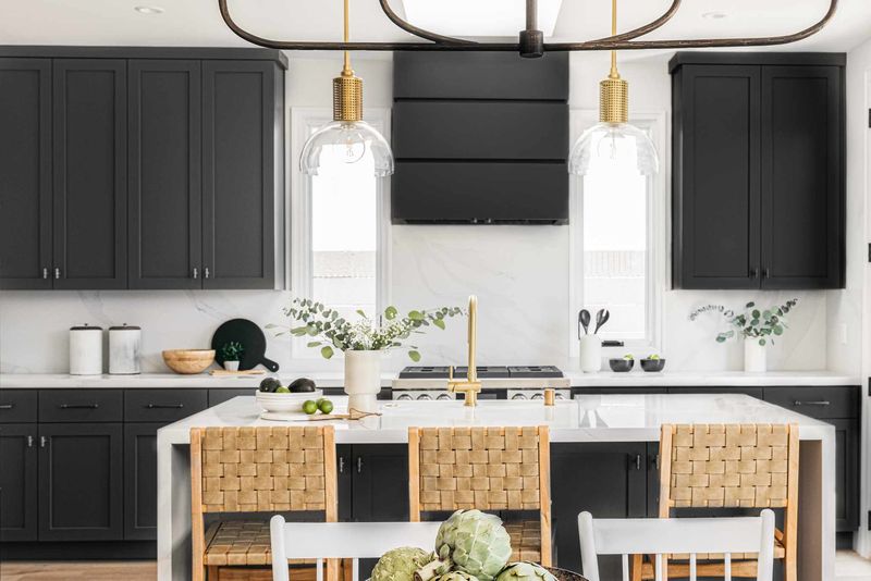 7 Pennsylvania Kitchen Trends Fading Away And 7 Still Looking Great - Decor Hint Matte Black Hardware Feels Cold