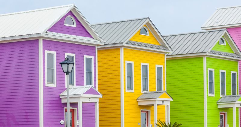 Florida Exterior Design Ideas Homeowners May Want To Rethink - Decor Hint High-Gloss Black and Ultra-Bright Primary Colors