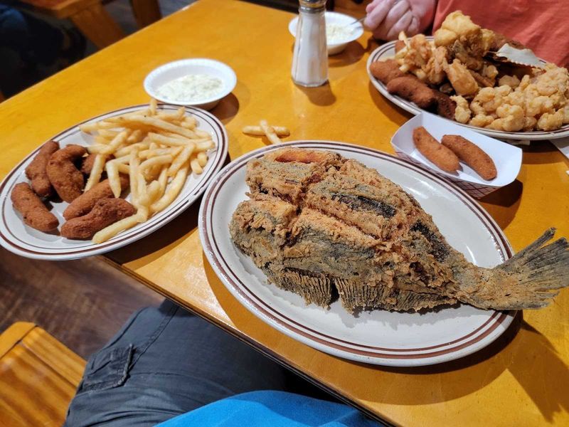 10 North Carolina Fish Camps Locals Say Never Miss The Mark - Decor Hint Riverside Fish House