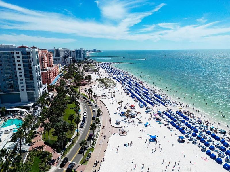 10 Florida Beach Towns So Crowded Locals Avoid Them Altogether - Decor Hint Clearwater Beach