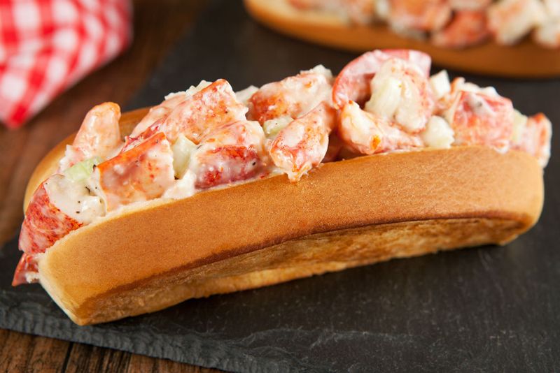 Illinois Lobster Roll Spots Delivering Coastal Flavor In The Midwest - Decor Hint Angry Crab Shack