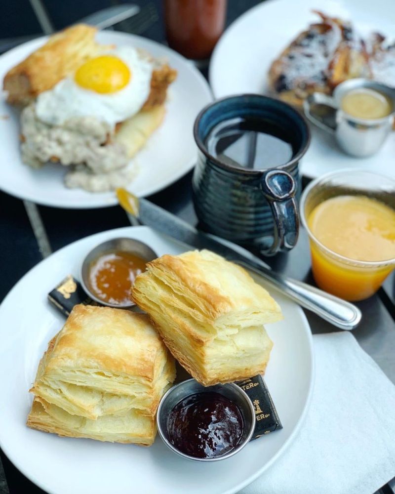 18 Tennessee Dishes Paying Tribute To Local Towns And Their Legendary Flavors - Decor Hint Franklin Biscuit Love Biscuits