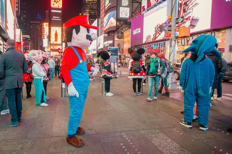 22 New York Tourist Traps Every Local Knows To Avoid (Here's What To Do Instead) - Decor Hint Street Performance Photo Ops