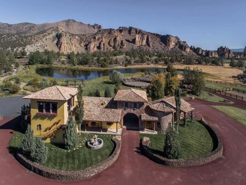 Masterpiece Overlooking Smith Rock