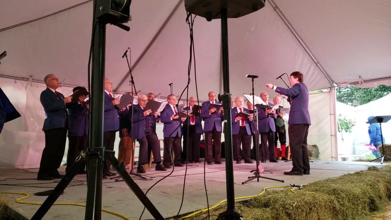 Why Visitors Are Flocking To This Wisconsin Village For Classic Winter Charm - Decor Hint Festive Fridays Bring the Community Together