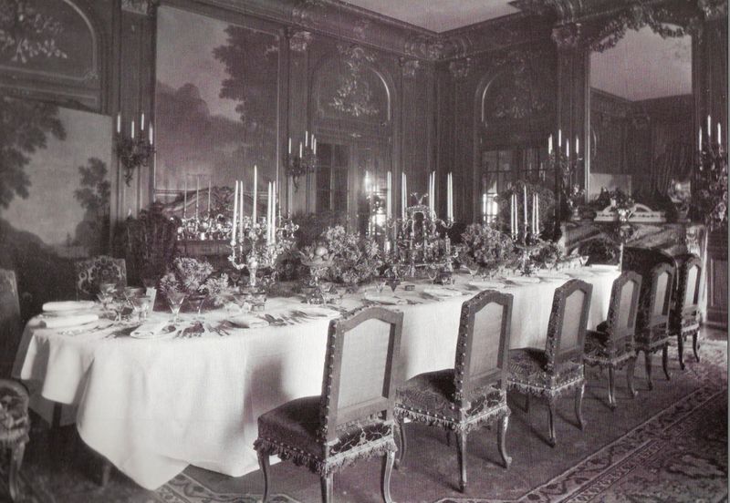 23 Forgotten California Dinner Etiquette Traditions That Defined The Swinging Sixties - Decor Hint Waiting For The Hostess To Start Eating