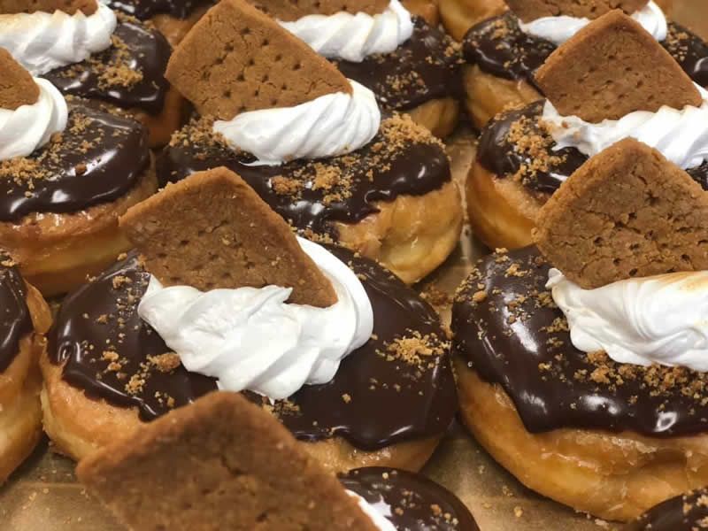 15 Dessert Destinations In Massachusetts Worth Visiting This Thanksgiving - Decor Hint Hole In One Bakery & Coffee Shop - Eastham