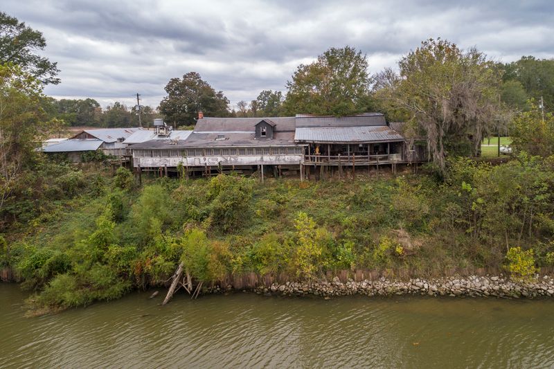 The Hidden Alabama Shack Still Serving Catfish Exactly The Way Locals Remember - Decor Hint Riverside Views That Make Every Meal Better