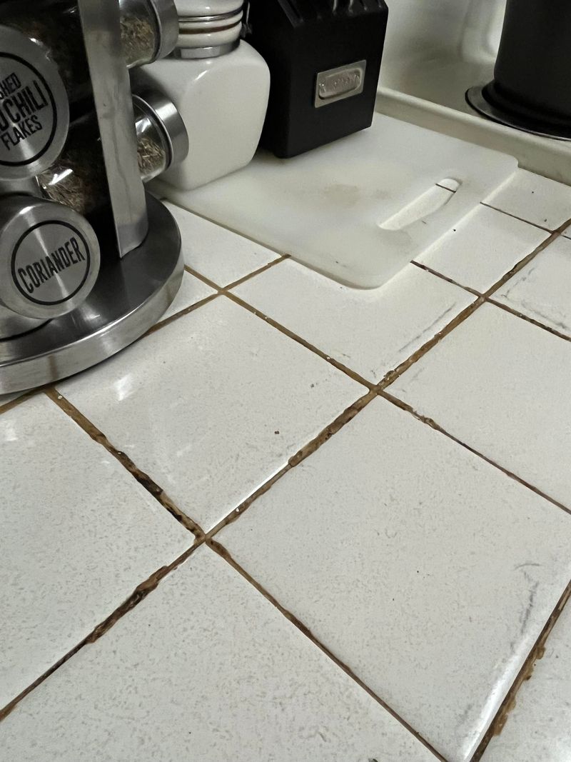 5 Kitchen Habits Tennessee Homebuyers Dislike And 5 They Simply Can't Stand - Decor Hint Ignoring Grout and Tile Cleanliness