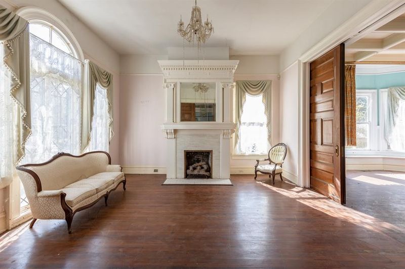 Inside Alabama's Forgotten Mansions Filled With Antique Treasures - Decor Hint Victorian Chandeliers Still Sparkling