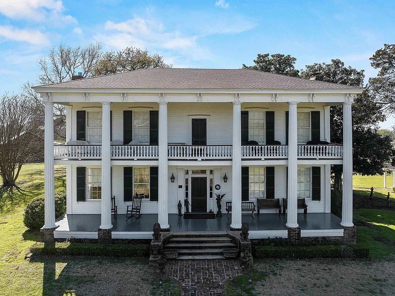 Inside The 1856 Texas Mansion With 100 Acres And Breathtaking Surroundings - Decor Hint Grand Antebellum Architecture