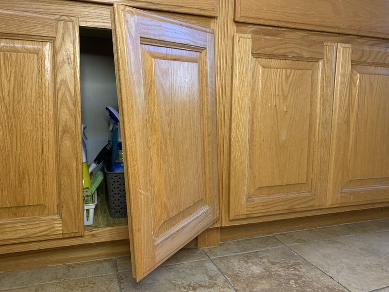 5 Kitchen Habits Tennessee Homebuyers Dislike And 5 They Simply Can't Stand - Decor Hint Leaving Broken Cabinet Doors or Drawers