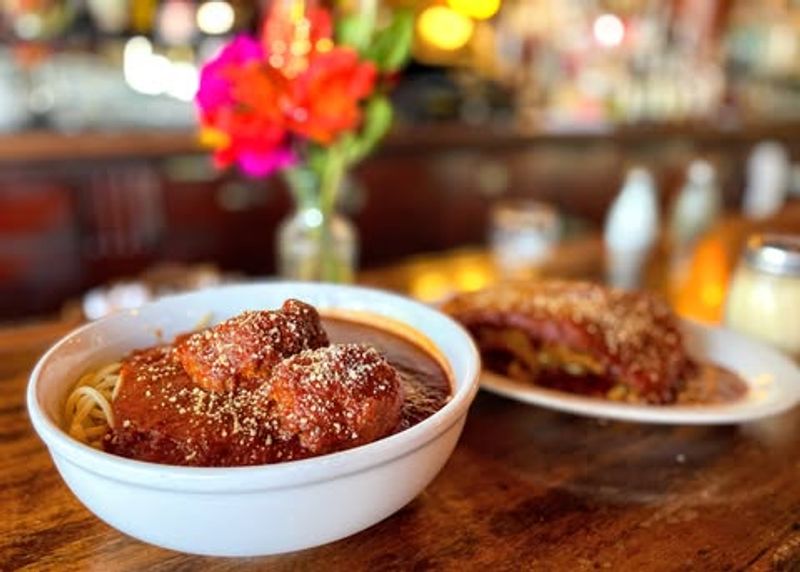 16 Kentucky Chains Where The Spaghetti & Meatballs Get A Well-Earned Standing Ovation - Decor Hint Pompilio’s Newport