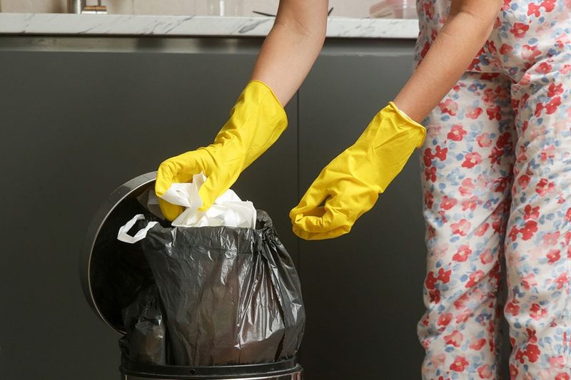 5 Kitchen Habits Tennessee Homebuyers Dislike And 5 They Simply Can't Stand - Decor Hint Allowing Persistent Odors to Linger