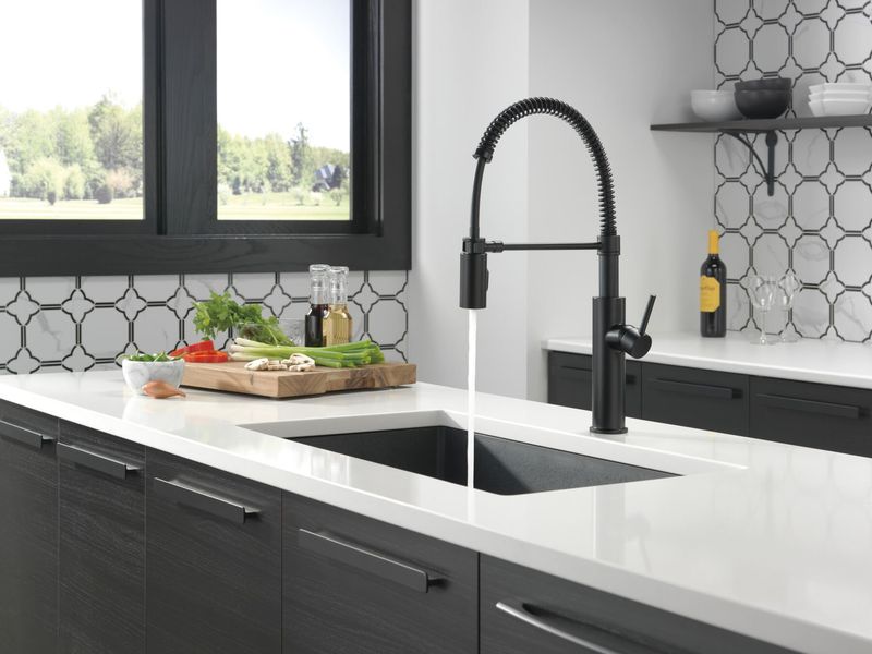 8 Kitchen Trends Fading From Illinois Homes And 8 That Still Look Great - Decor Hint Matte Black Fixtures