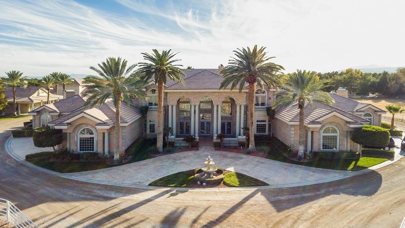 Large Suburban Houses - Decor Hint