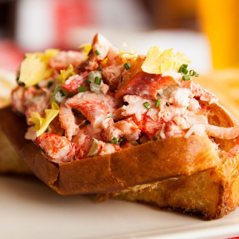 Illinois Lobster Roll Spots Delivering Coastal Flavor In The Midwest - Decor Hint Shaw's Crab House