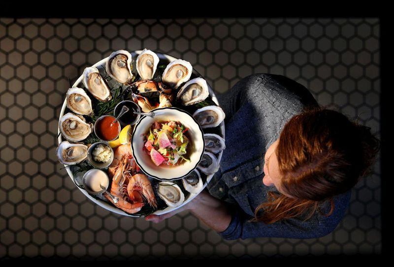 Charleston Dining Spots Serving Seafood Locals Call The Best Around - Decor Hint Rappahannock Oyster Bar