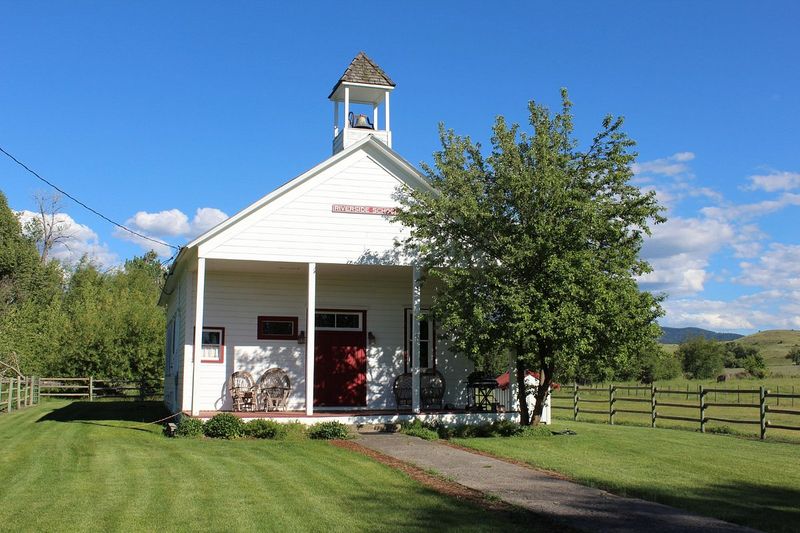 Illinois Small-Town Restaurants Known For Their Charm - Decor Hint The Old Schoolhouse Restaurant