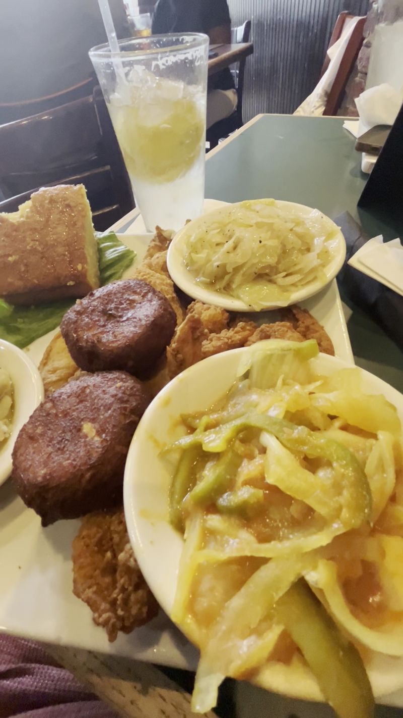 8 Cozy Virginia Restaurants Serving Fried Chicken The Right Way - Decor Hint Croaker's Spot