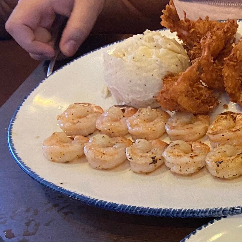 19 Oklahoma Fish Fry Joints Every Local Craves For That Golden Southern Crunch - Decor Hint Red Lobster – Oklahoma City, OK