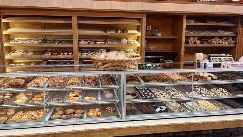 On The Hunt For Donuts In Small-Town Kentucky: 10 Shops, 2 Winners - Decor Hint Rolling Hills Bakery, Springfield