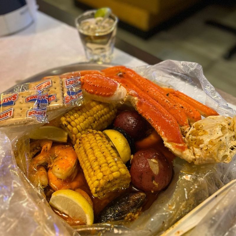 16 Seafood-Packed Florida Buffets Serving Endless Crab Leg Feasts - Decor Hint Shrimper's Grill & Raw Bar