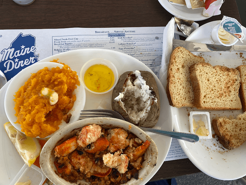 Locals Say This Cozy Maine Café Makes The Best Omelets In The State - Decor Hint Big Crowds And A Dedicated Team