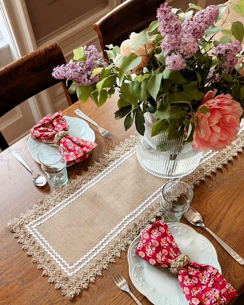 Thanksgiving Table Ideas Californians Are Using To Blend Fall And Christmas Decor - Decor Hint Burlap And Lace Table Runner With Red Accents