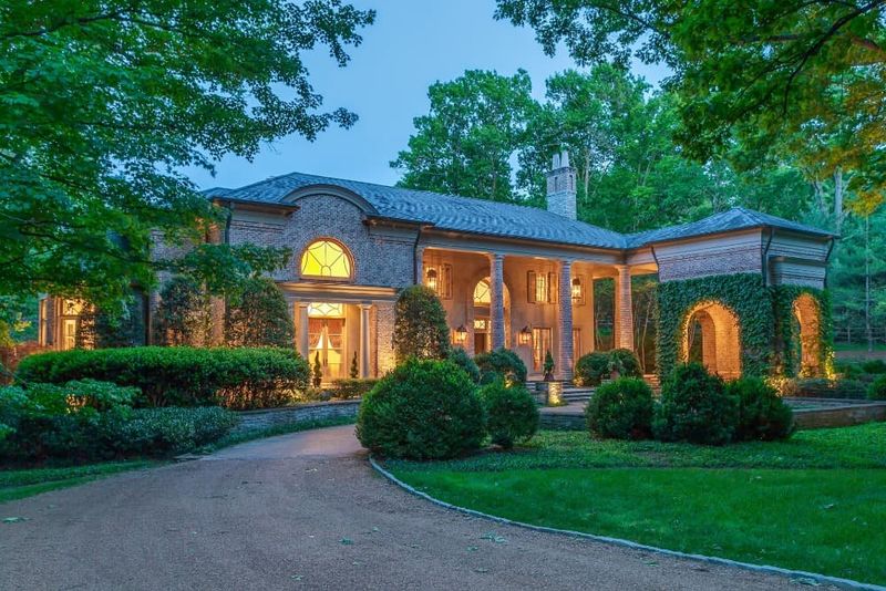 Say Farewell To 12 Classic Tennessee Homes, They're Falling Out Of Favor - Decor Hint Overly Grand McMansions