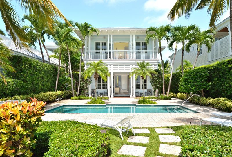 Tropical Bungalow with Private Courtyard