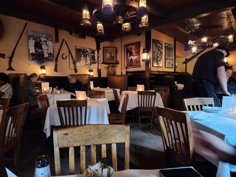 Illinois Small-Town Restaurants Known For Their Charm - Decor Hint Log Cabin Restaurant