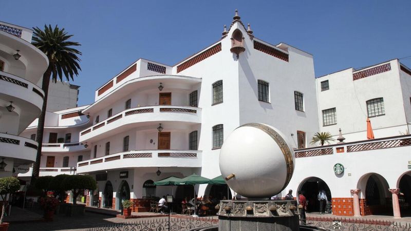 10 Outdated California Home Trends To Let Go And 3 That Never Fit The State - Decor Hint Neo-Colonial Estates