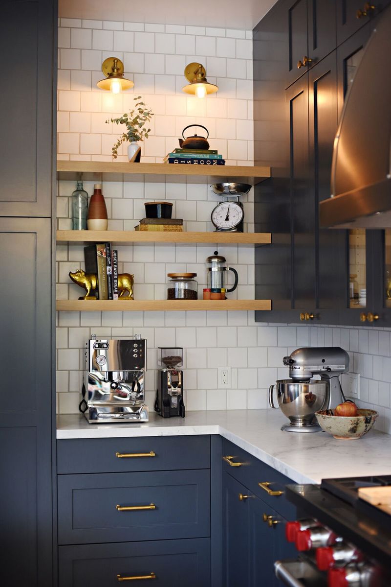 8 Kitchen Trends Fading From Illinois Homes And 8 That Still Look Great - Decor Hint Subway Tile Backsplashes