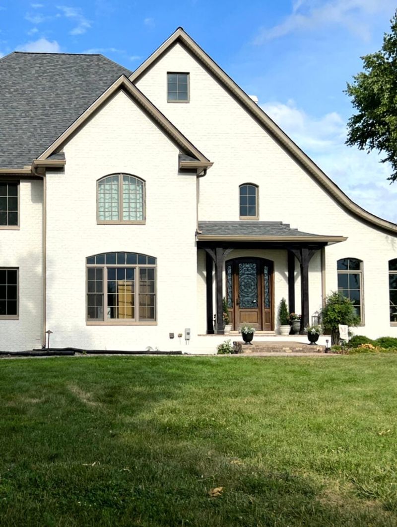 Florida Exterior Design Ideas Homeowners May Want To Rethink - Decor Hint All-White Monochromatic Exteriors