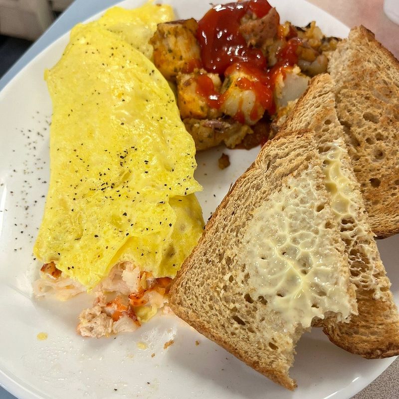 Locals Say This Cozy Maine Café Makes The Best Omelets In The State - Decor Hint Omelets Packed With Flavor And Variety