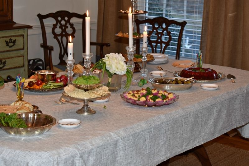 17 Michigan Dinner Table Rules From The 1960s That Would Surprise Kids Today - Decor Hint Keep Conversation Pleasant and Positive