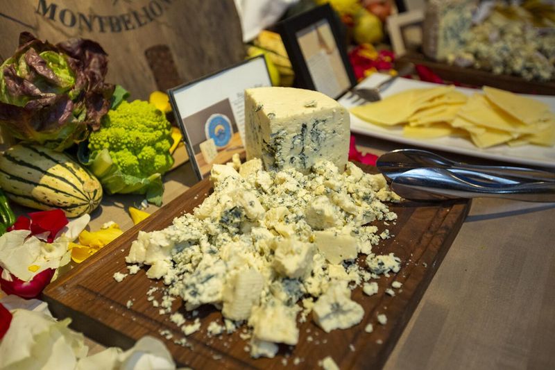 23 Forgotten California Dinner Etiquette Traditions That Defined The Swinging Sixties - Decor Hint The Cheese And Crackers Course